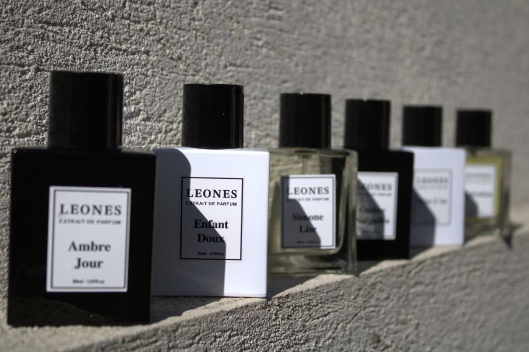 Ingrédients naturels vs synthétiques : la vérité sur la composition des parfums