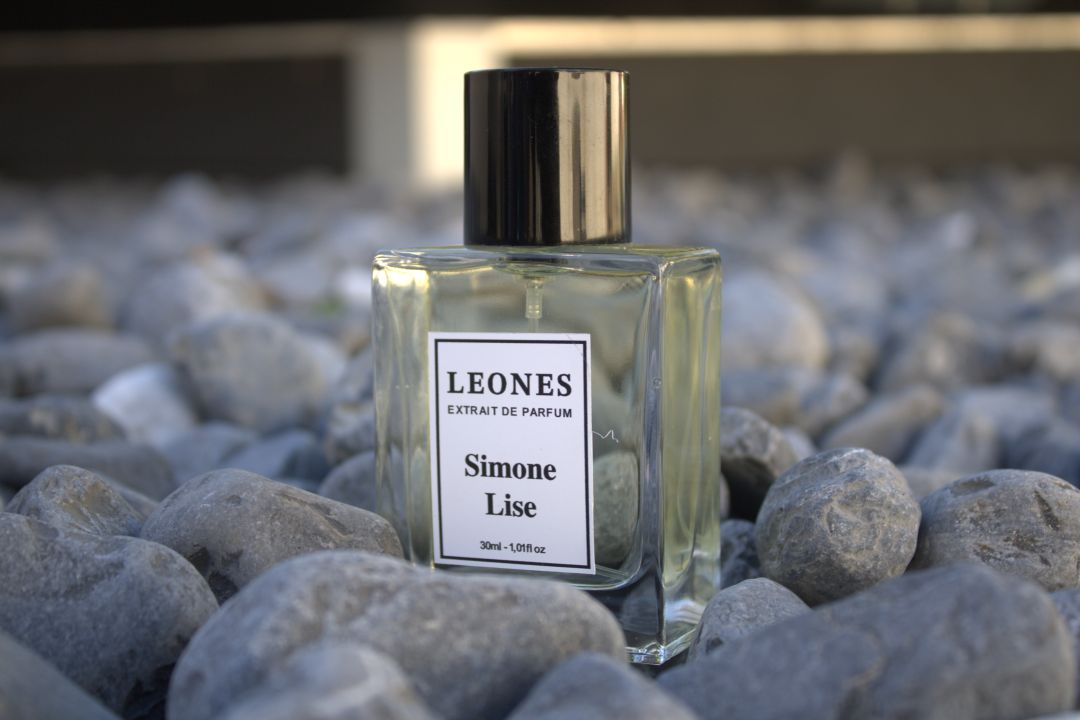 Comment faire tenir son parfum plus longtemps : le guide pratique